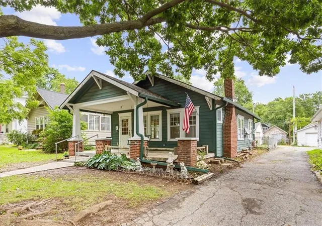 Homes for sale in Independence, MO | 1303 S Maywood Ave, Independence, MO 64052 | MLS# 2627429