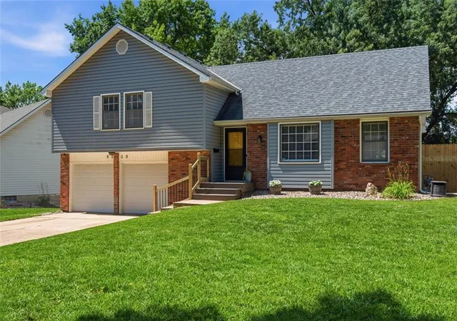 2nd image of 9009 W 82nd Pl, Overland Park, KS 66204 | MLS# 2627435