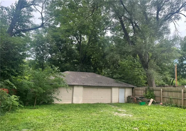 3rd image of 813 N Crysler Ave, Independence, MO 64050 | MLS# 2627441