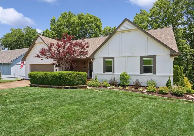 2nd image of 5909 Greenwood St, Shawnee, KS 66216 | MLS# 2627451