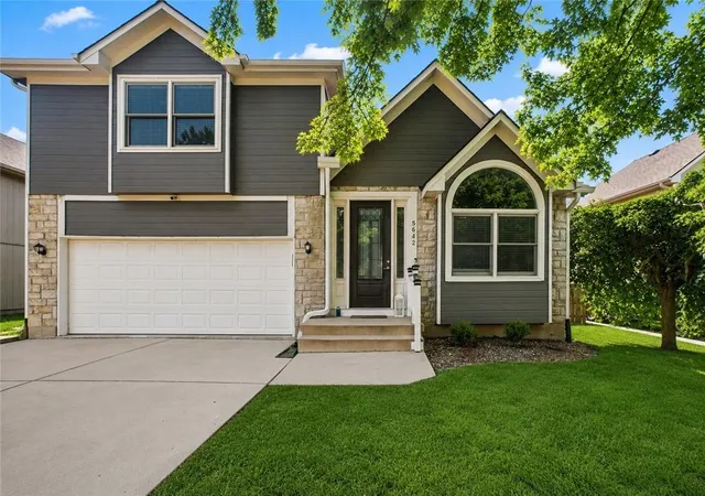 Homes for sale in Shawnee, KS | 5642 Brownridge Dr, Shawnee, KS 66218 | MLS# 2627454