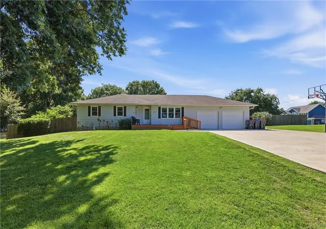 Homes for sale in Basehor, KS | 3714 N 154th Ter, Basehor, KS 66007 | MLS# 2627455