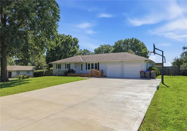 Homes for sale in Basehor, KS | 3714 N 154Th Ter, Basehor, KS 66007 | MLS# 2627455
