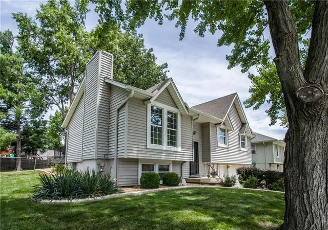 Homes for sale in Lees Summit, MO | 1002 Ne Cedar St, Lees Summit, MO 64086 | MLS# 2627473