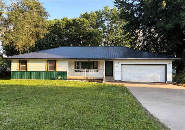 Single family home for sale at 802 E 4th Avenue, Garnett, KS 66032 | MLS# 2627478