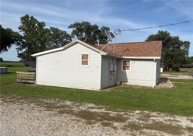 2nd image of 6555 Sw George St, St Joseph, MO 64504 | MLS# 2627488