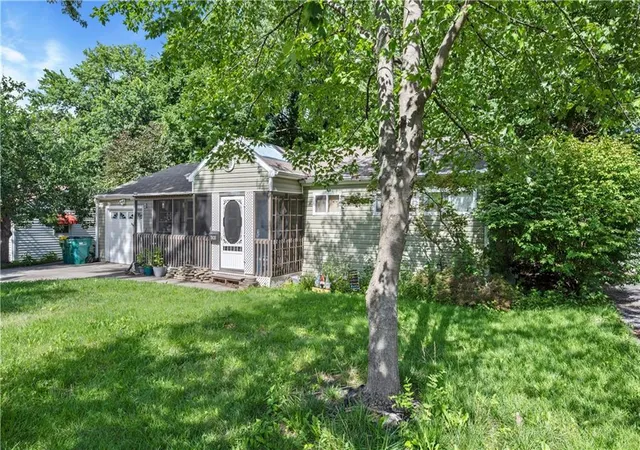3rd image of 7435 Reeds Ln, Overland Park, KS 66204 | MLS# 2627489