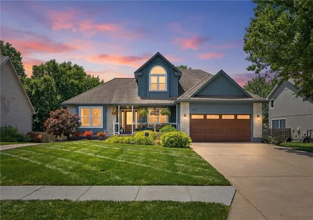 2nd image of 204 N Walker Dr, Raymore, MO 64083 | MLS# 2627491
