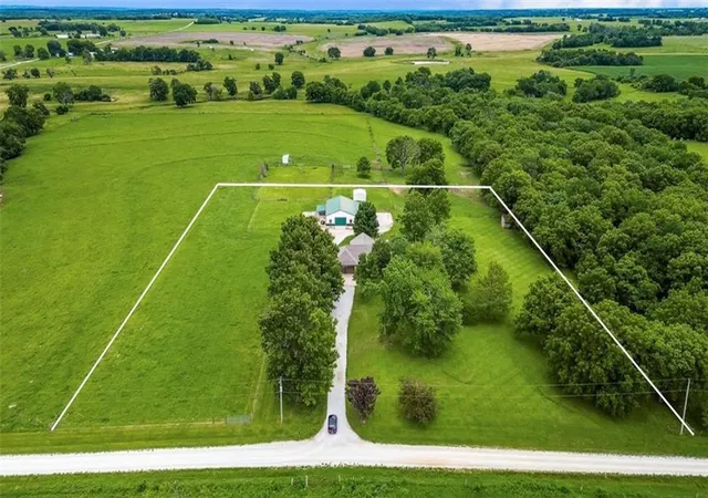 3rd image of 33309 Taylor Rd, Drexel, MO 64742 | MLS# 2627492