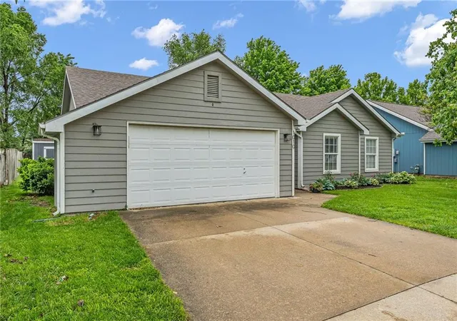Homes for sale in Lawrence, KS | 1010 Home Cir, Lawrence, KS 66046 | MLS# 2627501