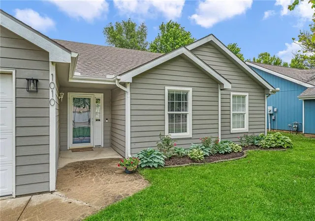 Homes for sale in Lawrence, KS | 1010 Home Cir, Lawrence, KS 66046 | MLS# 2627501