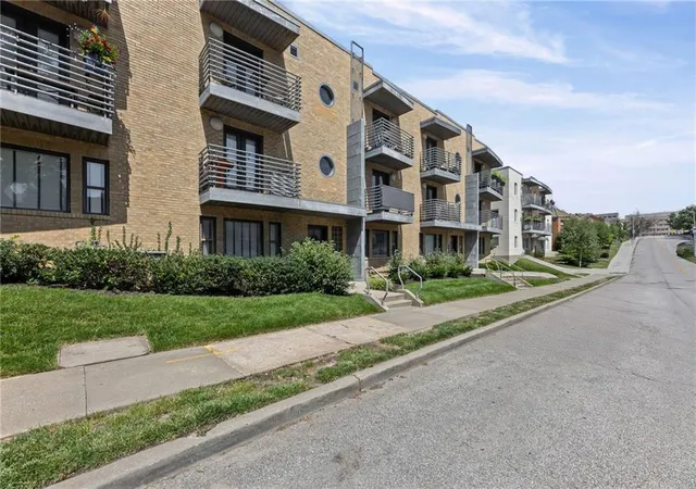 2nd image of 4528 N Broadway Blvd, Kansas City, MO 64111