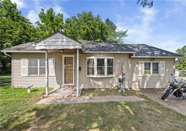 1st image of 5434 Rosehill Rd, Shawnee, KS 66216 | MLS# 2627525