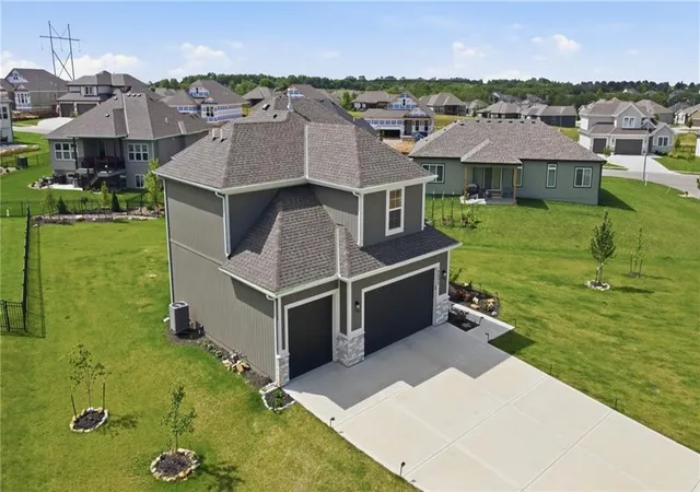 3rd image of 18833 Bittersweet Dr, Spring Hill, KS 66083 | MLS# 2627547