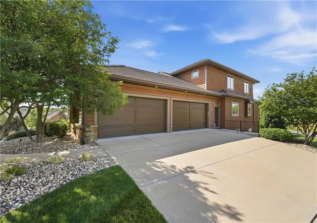 Photo 3 of Single family home for sale at 9162 Cottonwood Cyn Dr, Lenexa, KS 66219 | MLS# 2627549 | Listing updated on 2026-07-28