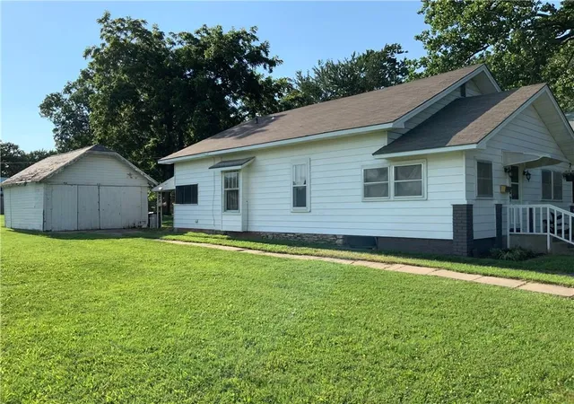 Homes for sale in Iola, KS | 816 N Sycamore N/A, Iola, KS 66749 | MLS# 2627561