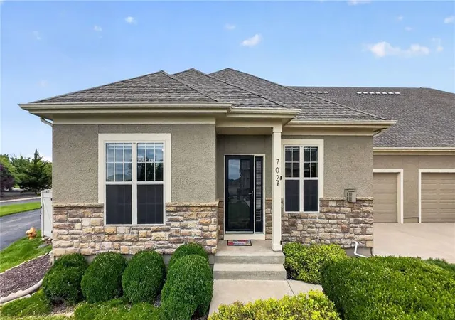 Homes for sale in Lawrence, KS | 2250 Lake Pointe Dr #702, Lawrence, KS 66049 | MLS# 2627572