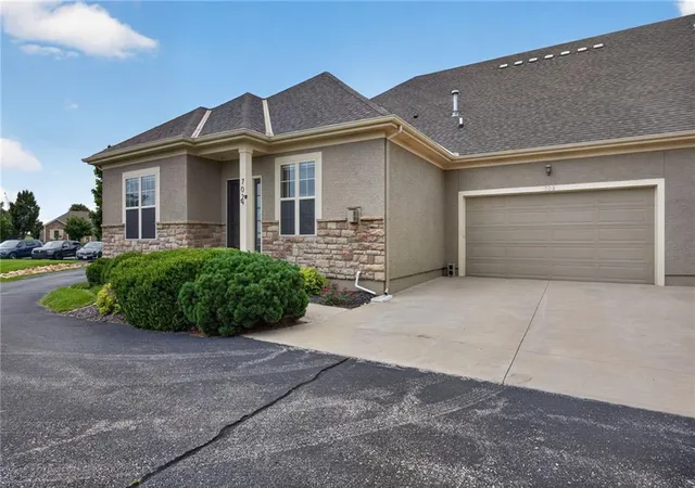 Homes for sale in Lawrence, KS | 2250 Lake Pointe Dr #702, Lawrence, KS 66049 | MLS# 2627572