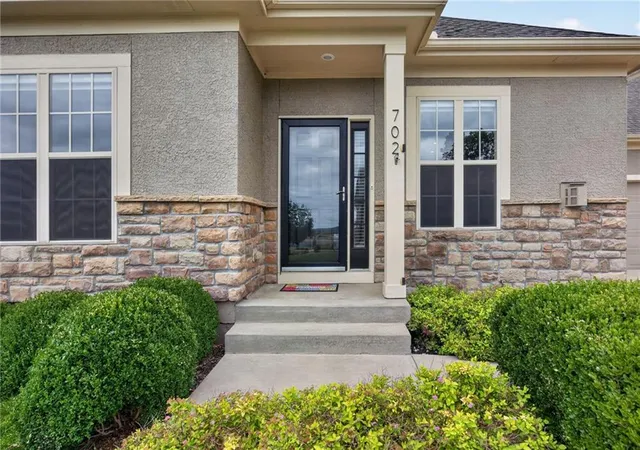 Homes for sale in Lawrence, KS | 2250 Lake Pointe Dr #702, Lawrence, KS 66049 | MLS# 2627572