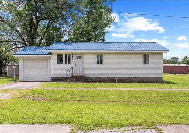 Homes for sale in Sheldon, MO | 203 & 207 W Market St, Sheldon, MO 64784 | MLS# 2627573