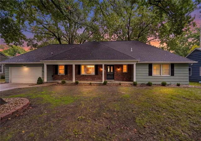 Single family home for sale at 6910 W 101st Street, Overland Park, KS 66212 | MLS# 2627575