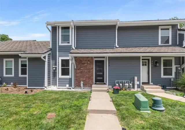 2nd image of 284 Ne Bayview Dr, Lees Summit, MO 64064 | MLS# 2627586