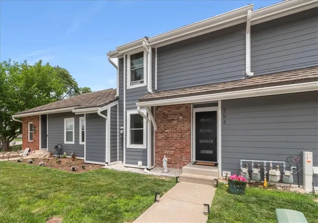 Photo 3 of Sale Pending at 284 Ne Bayview Dr, Lees Summit, MO 64064 | MLS# 2627586 | Listing updated on 2026-07-27