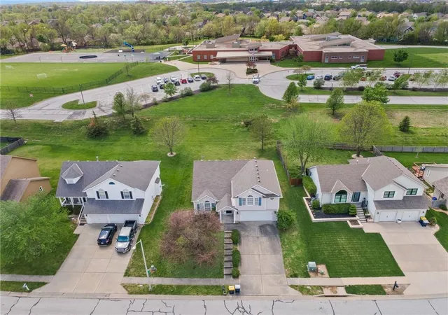 Photo 2 of Sale Pending at 9112 N Camden Ave, Kansas City, MO 64154 | MLS# 2627592 | Listing updated on 2026-08-27