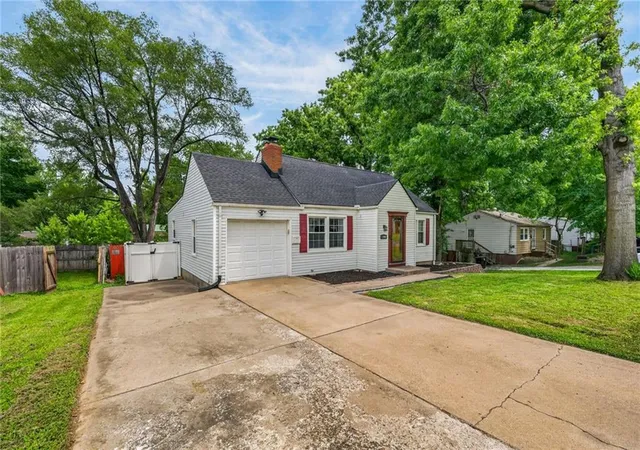 2nd image of 11602 E 37th St S, Independence, MO 64052 | MLS# 2627597