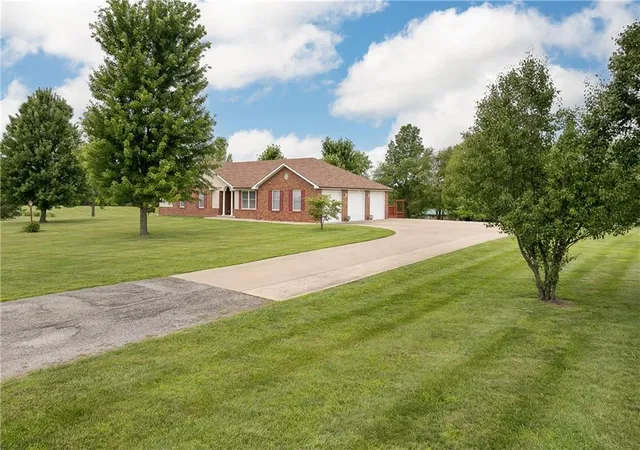 2nd image of 7720 Se Delwood Dr, St Joseph, MO 64507 | MLS# 2627607