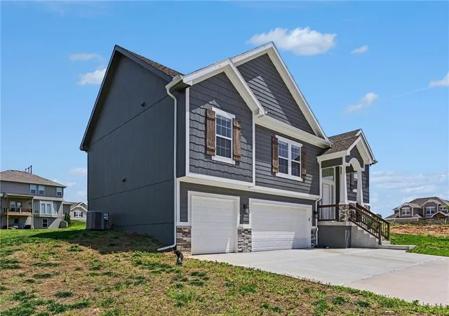 3rd image of 1018 Jasmine Dr, Liberty, MO 64068 | MLS# 2627615