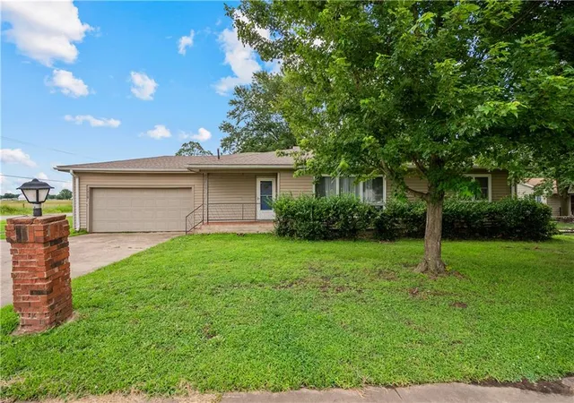 Photo 2 of Single family home for sale at 1210 N 18th Place, Independence, KS 67301 | MLS# 2627616 | Listing updated on 2026-09-06