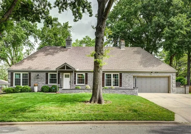 Homes for sale in Leawood, KS | 2016 W 83rd Ter, Leawood, KS 66206 | MLS# 2627644