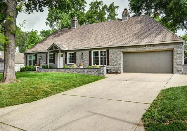 Homes for sale in Leawood, KS | 2016 W 83rd Ter, Leawood, KS 66206 | MLS# 2627644