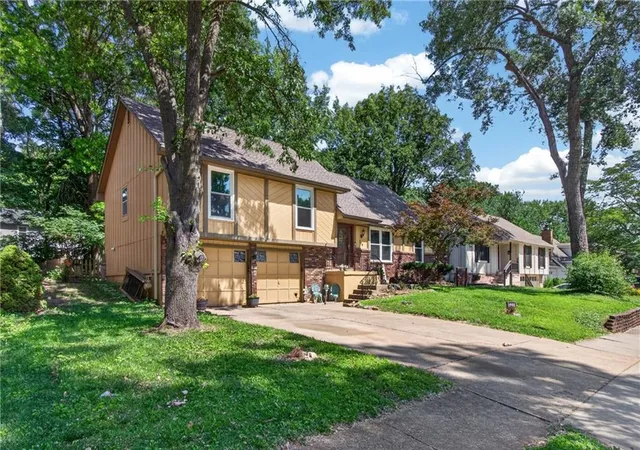 Single family home for sale at 509 NE Country Ln, Lees Summit, MO 64086 | MLS# 2627649