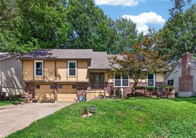 Photo 1 of Single family home for sale at 509 NE Country Ln, Lees Summit, MO 64086 | MLS# 2627649 | Listing updated on 2026-09-21