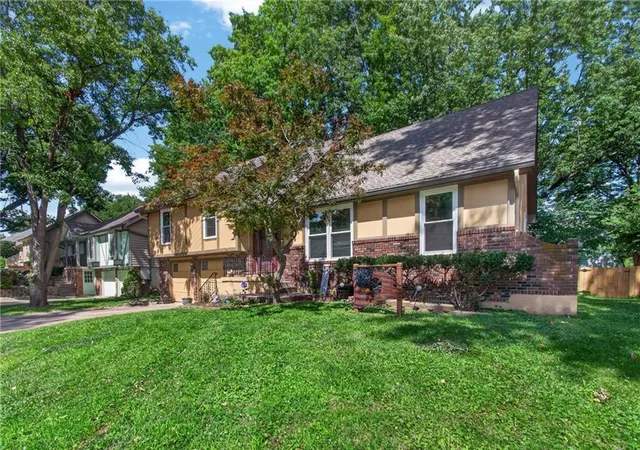 Photo 2 of Single family home for sale at 509 NE Country Ln, Lees Summit, MO 64086 | MLS# 2627649 | Listing updated on 2026-09-21