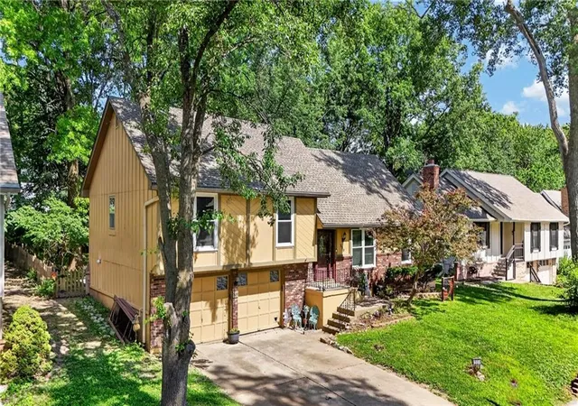 Photo 3 of Single family home for sale at 509 NE Country Ln, Lees Summit, MO 64086 | MLS# 2627649 | Listing updated on 2026-09-21
