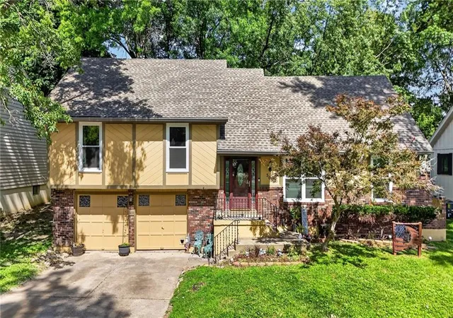 Photo 4 of Single family home for sale at 509 NE Country Ln, Lees Summit, MO 64086 | MLS# 2627649 | Listing updated on 2026-09-21