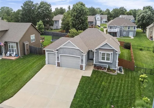Homes for sale in Basehor, KS | 15416 Juniper Ln, Basehor, KS 66007 | MLS# 2627650