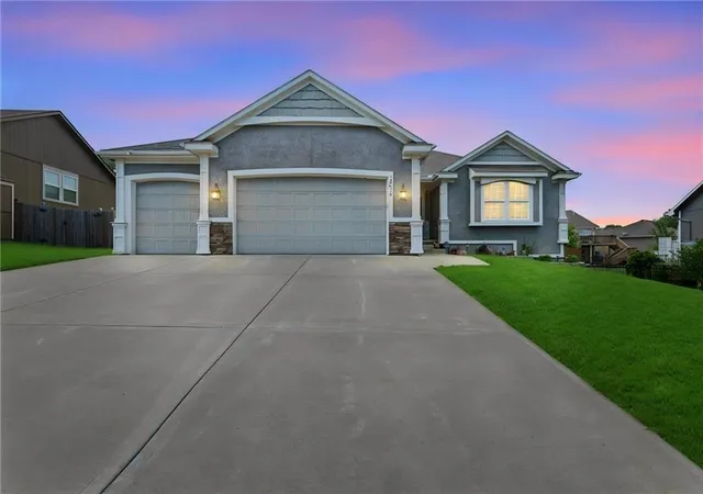 Homes for sale in Basehor, KS | 15416 Juniper Ln, Basehor, KS 66007 | MLS# 2627650