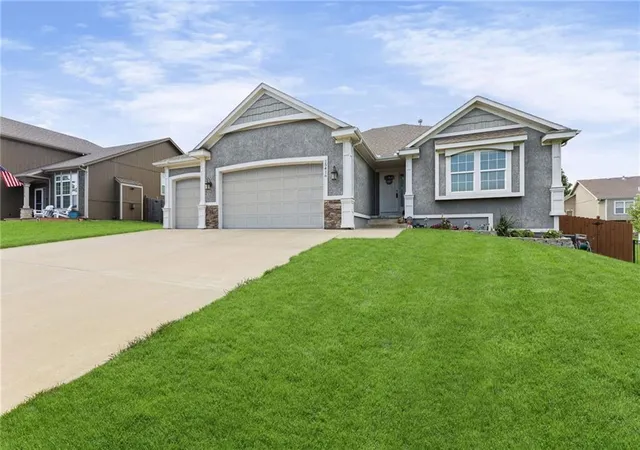 Homes for sale in Basehor, KS | 15416 Juniper Ln, Basehor, KS 66007 | MLS# 2627650