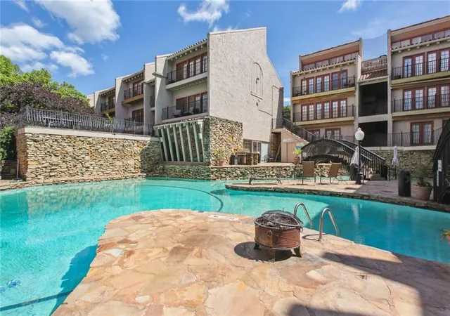 Photo 3 of Sale Pending at 1111 W 46 Street #2, Kansas City, MO 64112 | MLS# 2627667 | Listing updated on 2026-08-29