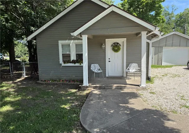 Homes for sale in Louisburg, KS | 6 S 3rd St, Louisburg, KS 66053 | MLS# 2627670
