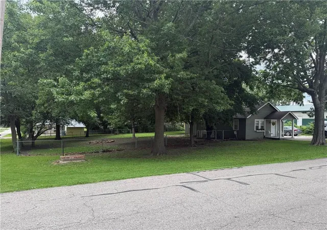 Homes for sale in Louisburg, KS | 6 S 3Rd St, Louisburg, KS 66053 | MLS# 2627670