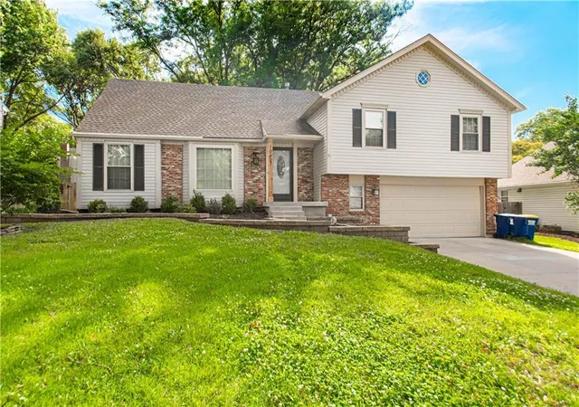 1st image of 10407 Long St, Lenexa, KS 66215 | MLS# 2627671