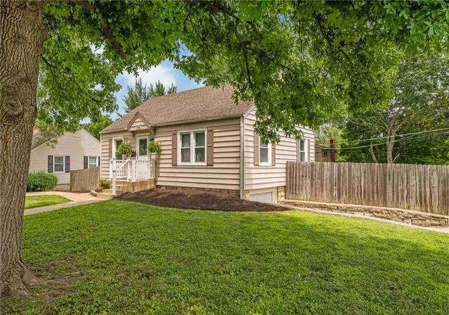 3rd image of 5549 Caenen St, Shawnee, KS 66216 | MLS# 2627674