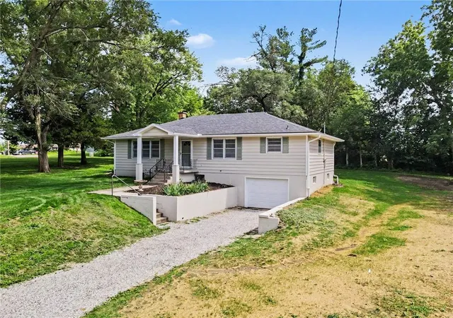 5th image of 339 W Oak St, Trimble, MO 64492 | MLS# 2627688