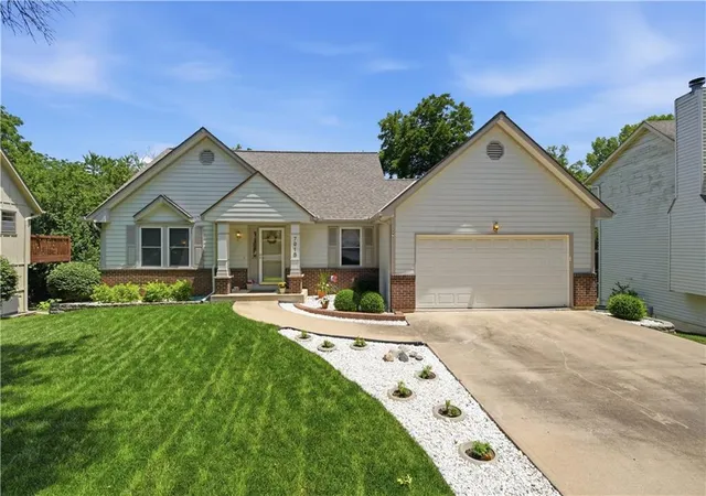 Homes for sale in Lenexa, KS | 7915 Woodstone St, Lenexa, KS 66219 | MLS# 2627692