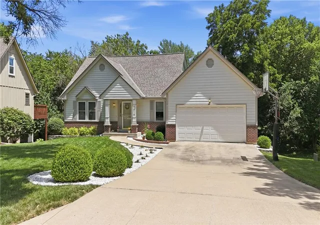 Homes for sale in Lenexa, KS | 7915 Woodstone St, Lenexa, KS 66219 | MLS# 2627692